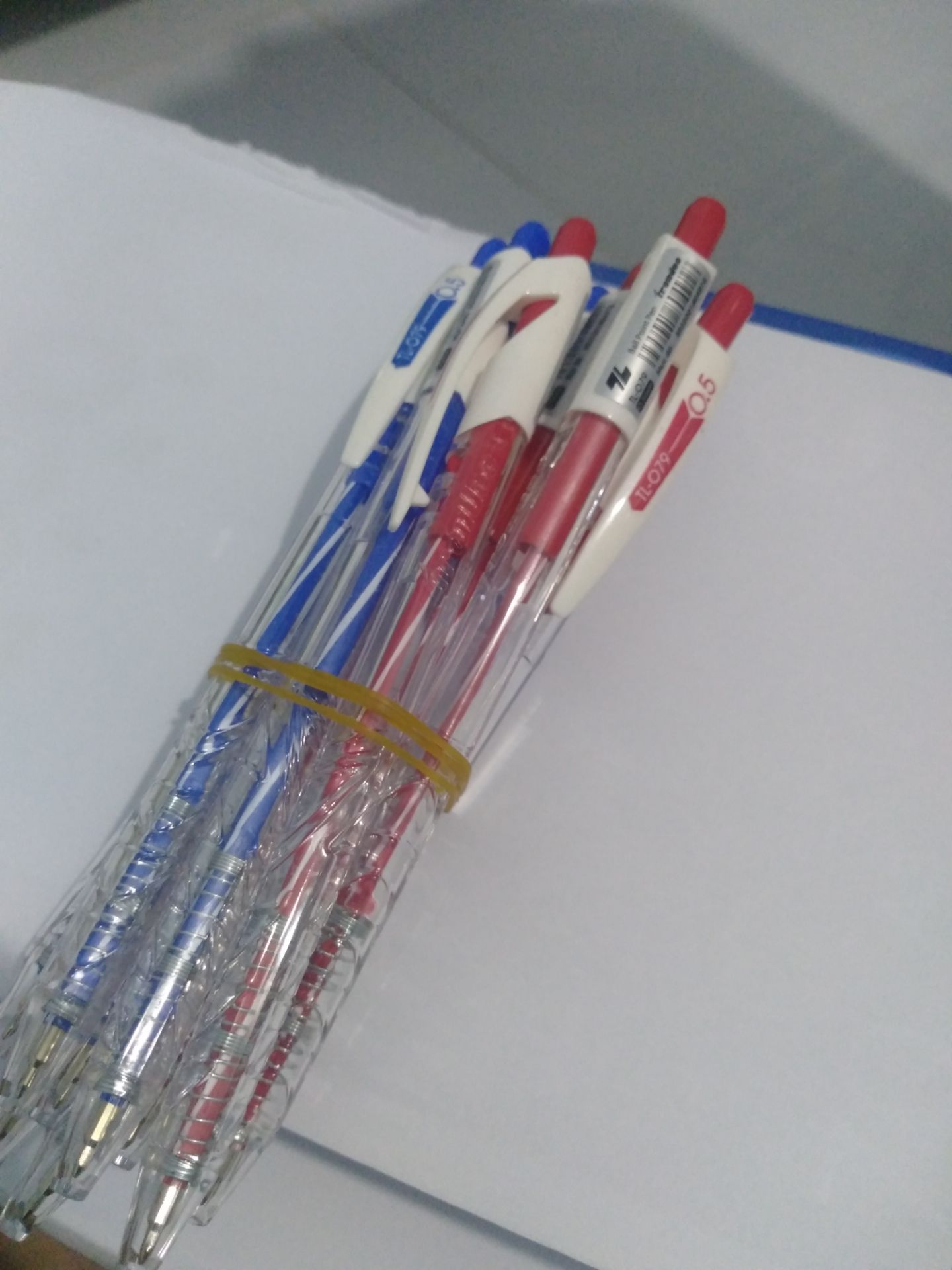 Giao hàng nhanh, đóng gói tạm ổn (bị móp trong quá trình VC), nhưng rất may là sản phẩm bên trong không bị ảnh hưởng gì. Chất lượng sản phẩm ổn so với giá tiền.