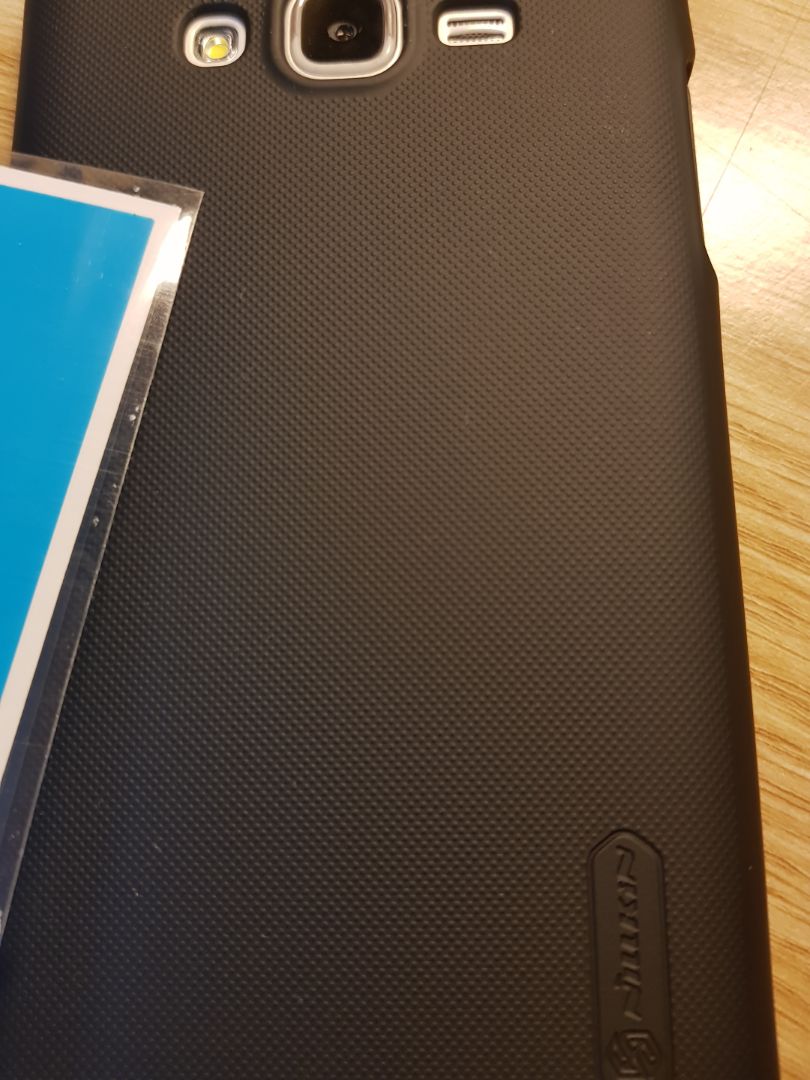 ốp xịn xò nha, chất sần, cầm chắc tay.
được tặng thêm miếng dán màn hình và khăn lau. hàng chính hãng.
thanks shop nhiều. điện thoại dòng cũ mà vẫn mua đc ốp hịn.