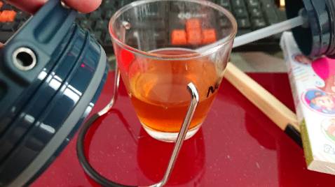 Nghía lâu rồi mà siu thị nó hét giá những 473K. Hix mình đoán đó là giá pán đề nghị (MSRP), tốt cho thị trường này kia nhưng... thế cũng hơi chát quá @@ Lên tiki gặp, vậy là mua ngay :D

Một vài lưu ý:

- Quảng cáo đúc nguyên khối là sự thật. Không thấy vân nối ở lòng trong như mấy loại bình/ly bình thường lun. Khác nhau giữa đúc hay nối nó có thể ảnh hưởng kha khá đến vấn đề giữ nhiệt.
- Cần đọc kĩ hướng dẫn: trụng nước ẤM các bộ phận của ly trước khi bắt đầu đưa vào sử dụng (KHÔNG phải nước sôi! Cái này không chịu nước sôi quá 60 độ nha, mọi người đừng ẩu tả lỡ có hư hao gì lại uổng! @@)
- Cái quai đã rất tiện dụng rồi nhưng... thích nữa thì tháo ra cất cái một, như trong hình mình làm ;)
- Bề ngoài sơn nhám, ly khá nặng, cầm đầm tay, cảm giác rất sang trọng nhưng cũng rất trẻ trung và tiện dụng.

Vừa về unbox thôi, sẽ gắn bó với em ý lâu dài nè