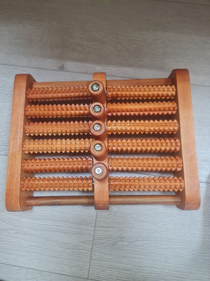 sp rất hữu ích, xoay mượt, các thanh ở giưuax chốt xoay là kim loại, mảnh nhưng chắc chắn. các cục tròn giữa bàn lúc đầu hơi khó vặn xíu như tay mình yếu mà còn văn đc thì chắc ai cũng vặn đc 😄
giá sp tốt