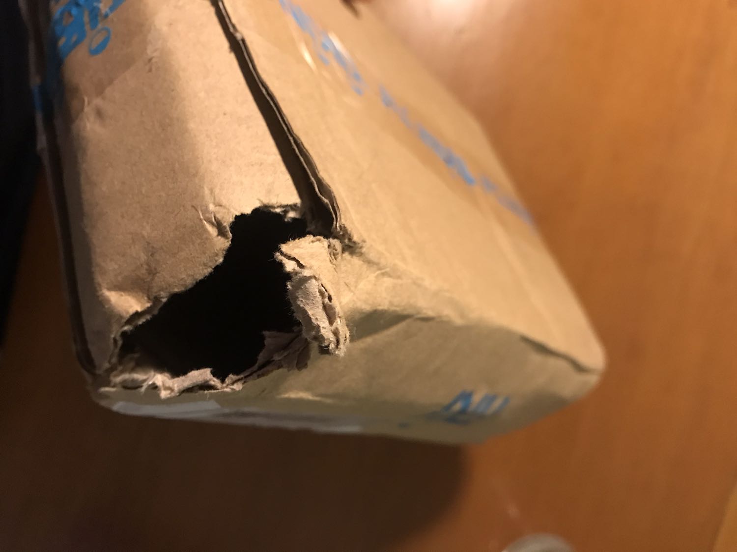 lúc mình gọi điện ra nhận hàng. xong thì thấy cái hộp như vầy. gói hàng quá kém. gần như rơi sách tuột luôn ra ngoài hộp. mình ko thể hiểu tại sao lại gói hàng như vậy. sách bị va đập vặn vẹo rất khiếp. nhìn gáy sách và giấy bị méo xẹo muốn tức cả não. ko hiểu sao nó ko rách hẳn rơi ta luôn đi và lại dính bám vào như vậy. trời ơi, sách mới xb thôi mà lại giao như này. tôi yêu cầu tiki đổi lại cho tôi quyển sách khác. #noikhongvoisachloi