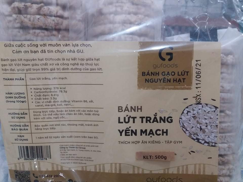 - Thực ra bảo bánh phù hợp với người ăn kiêng cũng ko hẳn, ngay cả khi bố mình là người ăn kiêng cũng bảo người ăn kiêng cũng không thích cái này, vì thực ra đã phải ăn kiêng thì xác định là ko thích, kiêng đường, kiêng mỡ, hay phải kiêng món ăn mình thích chẳng hạn. Dù vậy mình vẫn đánh giá món này dùng được, ăn giải trí khi đói, tránh gây ngán trước khi vào bữa.
- Về dịch vụ vận chuyển của tiki vẫn nhanh và tốt như hồi nào, 20 chuyến mình được nhận hàng thì chỉ có một chuyến trễ thôi, và lần này cũng thế, thật sự hài lòng.
- Bạn nào mua về cho bố mẹ ăn thì cân nhắc nhé, vì nó nhạt lắm đấy, tôi cũng chưa ăn thử, nếu phải đánh giá thì có lẽ nên nói là "ăn thấy thú vị mà thôi"
