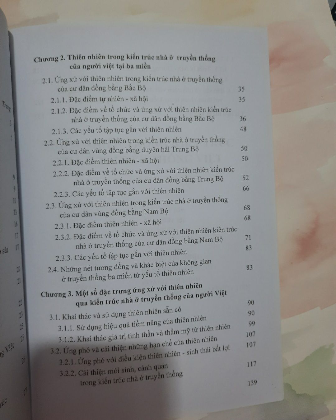 Mua sách này trong lúc mình đang làm bài tiểu luận cho nguyên lý thiết kế nhà ở và mình phải nói cuốn sách này thực sự rất bổ ích luôn, sách hướng dẫn thiết kế nhà phù hợp với khí hậu ở Việt Nam, tài liệu rất hữu dụng với các bạn sinh viên nào chuẩn bị vô đồ án nhà ở!
