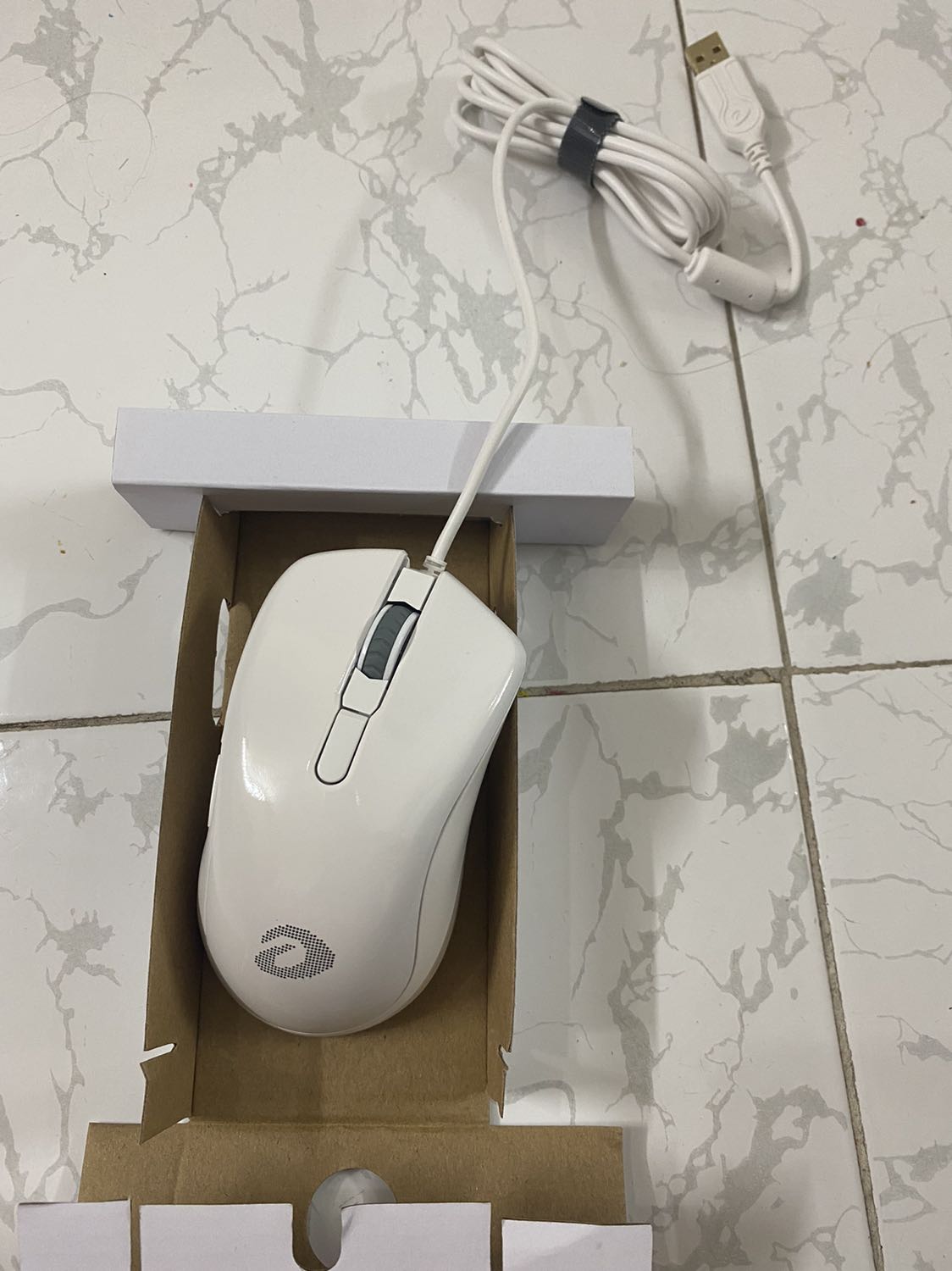 Hàng đóng gói và ship rất nhanh. Cảm nhận là nhìn hơi lởm. Nhưng với 300k thì cũng rất tốt. Sự dụng cũng rất mượt.