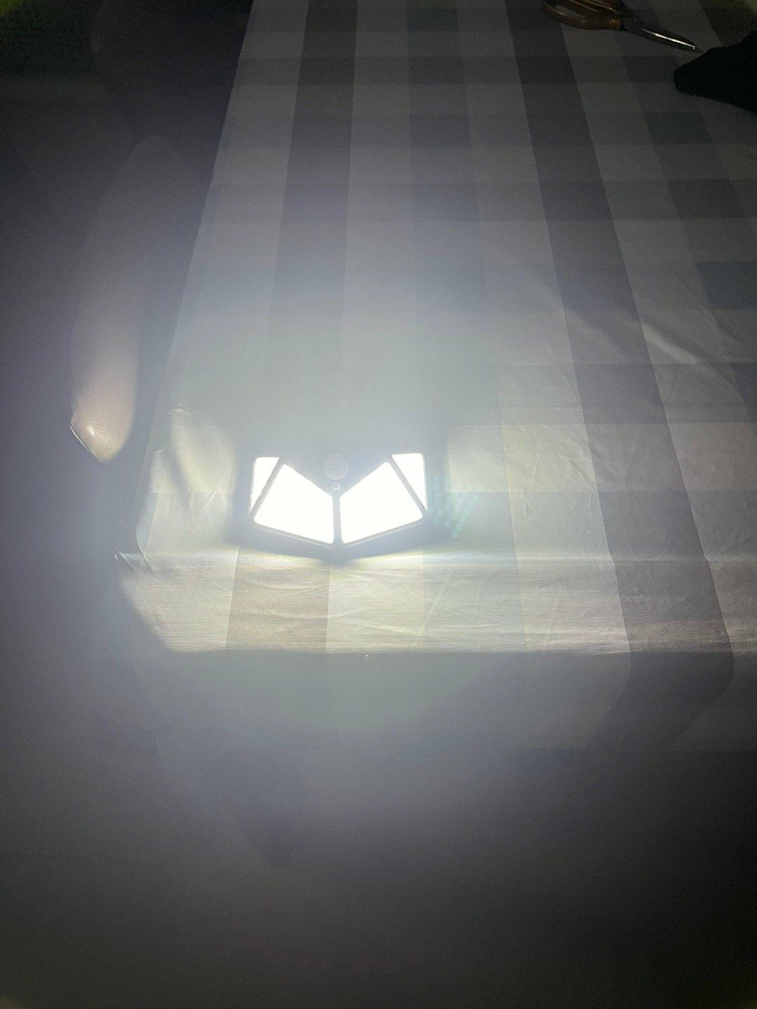 Đèn sáng tốt, chất lượng tốt, giao hàng khá nhanh tuy nhiên đèn nhỏ hơn tưởng tượng