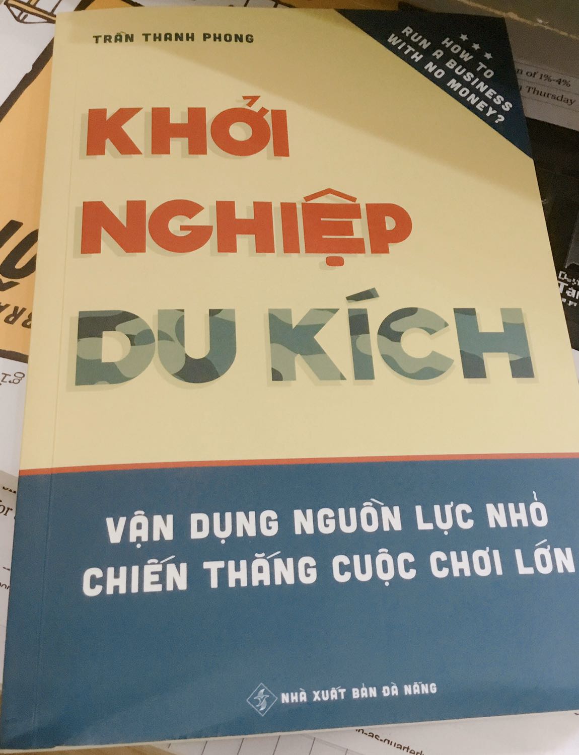 Lúc mới mở gói hàng thì hơi nổi nóng vì sách bị nhăn khúc cuối nên tính lên đánh giá 3 sao cho sản phẩm sách, nhưng đối với một cuốn sách có nội dung hay như sách của anh Phong thì mình không nỡ đánh giá thấp sao để kéo chất lượng sách xuống. Đã đọc quyển “Khởi nghiệp bán lẻ” của anh Phong và trở thành fan luôn và quyển sách thứ hai này vẫn vô cùng chất lượng, hướng dẫn các chiến thuật bắt đầu nhỏ để chinh phục ước mơ lớn. Quyển sách trình bày các bước rõ ràng đã được chính tác già dùng và viết lại nên rất thực tiễn chứ không chỉ là lý thuyết suông như một vài quyển khác. 
Cảm ơn anh Phong đã viết một quyển sách tuyệt vời như vậy.