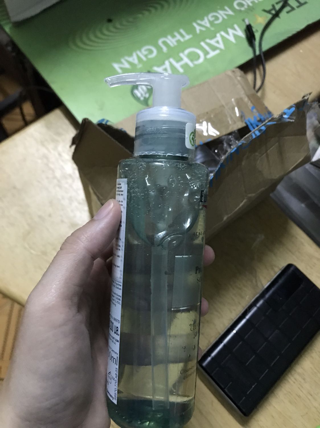 Nhận hàng lâu rồi nay mình mới khui ra xài mà mình vặn hoài cái nút nó k bật lên thì là sao mà ấn cho gel chảy ra. Hình như là nắp bị lỗi và mình cảm thấy bất tiện vì điều này Nhận hàng lâu rồi nay mình mới khui ra xài mà mình vặn hoài cái nút nó k bật lên thì là sao mà ấn cho gel chảy ra. Hình như là nắp bị lỗi và mình cảm thấy bất tiện vì điều này