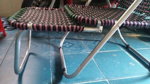 Chỗ để chân cố định không thể kéo vào được,phần chân ghế không cân bằng và khung sắt yếu, và giá ở trên mạng tổng cộng 267k nhưng khi giao tới thì 270k.