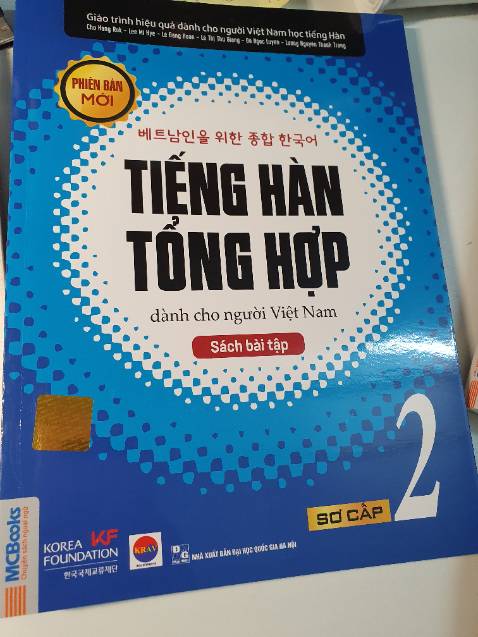 Sách oke, nổi tiếng đó giờ. Mà sẵn đây phản ánh bạn shipper. Mẹ tui nhận dùm tui, bình thường tui luôn thanh toán trước nên mẹ tui biết thừa. Mà cha shipper này cố tình nói xạo là chưa thanh toán để *** mẹ mình. Nhưng mẹ mình bảo đợi để điện thoại cho tui xác nhận sau đó ông shipper mới đổi giọng bảo đã trả rồi. Câu chuyện này không liên quan gì đến shop cả, sách oke. Mà ai đọc được bình luận của mình thì nên cảnh giác nhé.