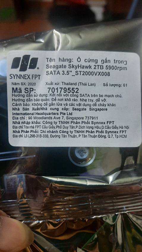1/.Hàng giao chậm hơn 2 ngày không nói. Gặp nhân viên CSKH của Tiki :
2/.Đã dặn nhân viên CSKH của Tiki nên nhắc bộ phận giao hàng đóng gói kỹ vì nghe nhiều khách hàng feedback rằng Tiki đóng hàng rất cẩu thả - cũng nghỉ khi có phản hồi không tốt vậy Tiki sẽ làm việc nội bộ chấn chỉnh lại, ai dè. HDD là bộ phận rất nhạy cảm với chấn động và sốc vậy mà khi nhận hàng ngoài vỏ hộp giấy mỏng ra không hề có một giấy đệm hay bao bóng để chống sốc, hộp cầm trên tay còn nghe ổ cứng bên trong lắc nghe cụp cụp. Không biết Tiki nghĩ như thế nào mà phục vụ khách hàng như vậy. Hay mục đích là bán được hàng là xong ?  Thất vọng với Tiki quá.
3/.Các bạn nếu mua hàng điện tử cần kỷ lưỡng, chống sốc thì nhớ không nên chọn Tiki Trading nhé.