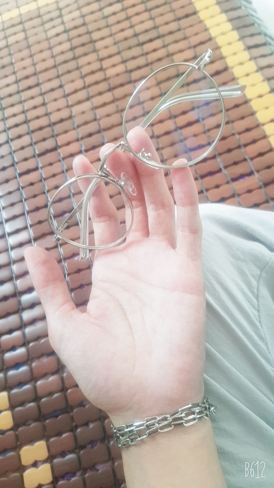 kính đẹp quá trời. mà không biết tròng kính loại gì và có thể thay tròng cận được không ạ?