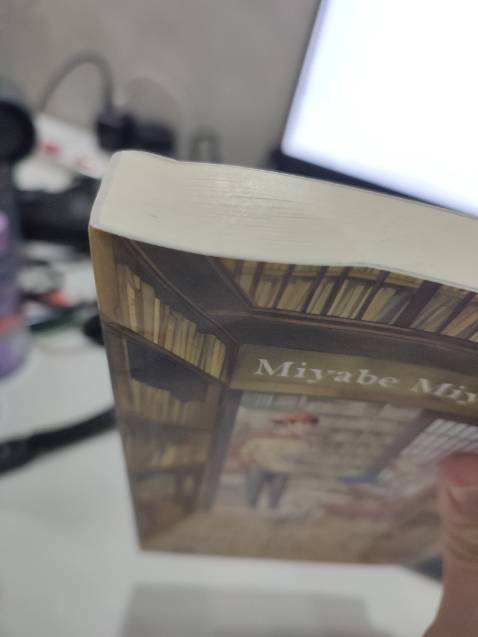 Sách bị gãy góc như này mà cũng giao lun