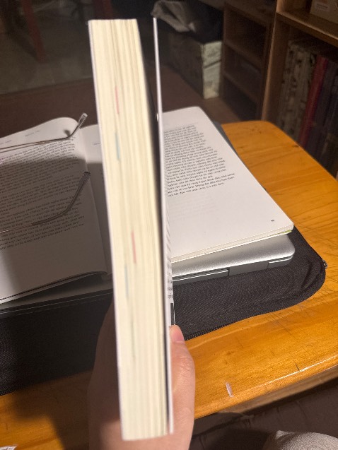 Đóng gói cẩn thận, giao hàng nhanh mình rất hài lòng. Về phần giao hàng không có gì phải chê, đánh giá 5 sao nhé.
Nhưng về sách thì mình thấy đọc hơi khó hiểu, không biết do dịch hay do tác giả viết vậy mà đọc nhiều đoạn mình cứ thấy tối nghĩa, với hơi lê thê. Có vài điểm đáng lưu ý nhưng ko phải là quyển sách khiến mình muốn đọc nhiều lần, trải nghiệm để so sánh với 1 vài quyển cùng kiểu thì cũng oke.