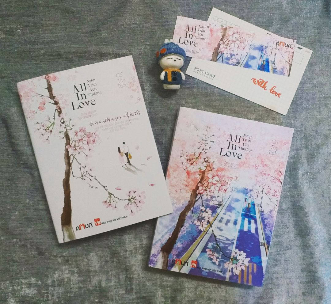 Bộ All in love này tôi đọc từ rất lâu rồi, ngọt và siêu hài luôn. Nhất là nam chính Từ Vi Vũ với độ vô sỉ và thê nô có thừa luôn đem lại nhiều tình huống cười ra nước mắt. Bản cũ xuất bản thì bìa đơn giản mà xinh, đáng yêu. Còn bản mới này thì bìa ngọt ngào, rất thơ và rất chất ngôn tình nên mình quyết định rước về. Sách không dày lắm, nhưng được thêm một lớp bìa áo rất xinh. Tha hồ vừa đọc vừa thoải mái sống ảo.