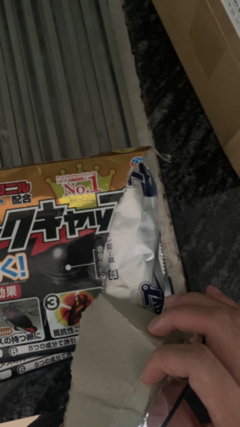 Cắt ra thấy 1 hộp bị rách @@
Ko biết có phải shop biết mình dùng ngay hay ko mà cắt hộ mình