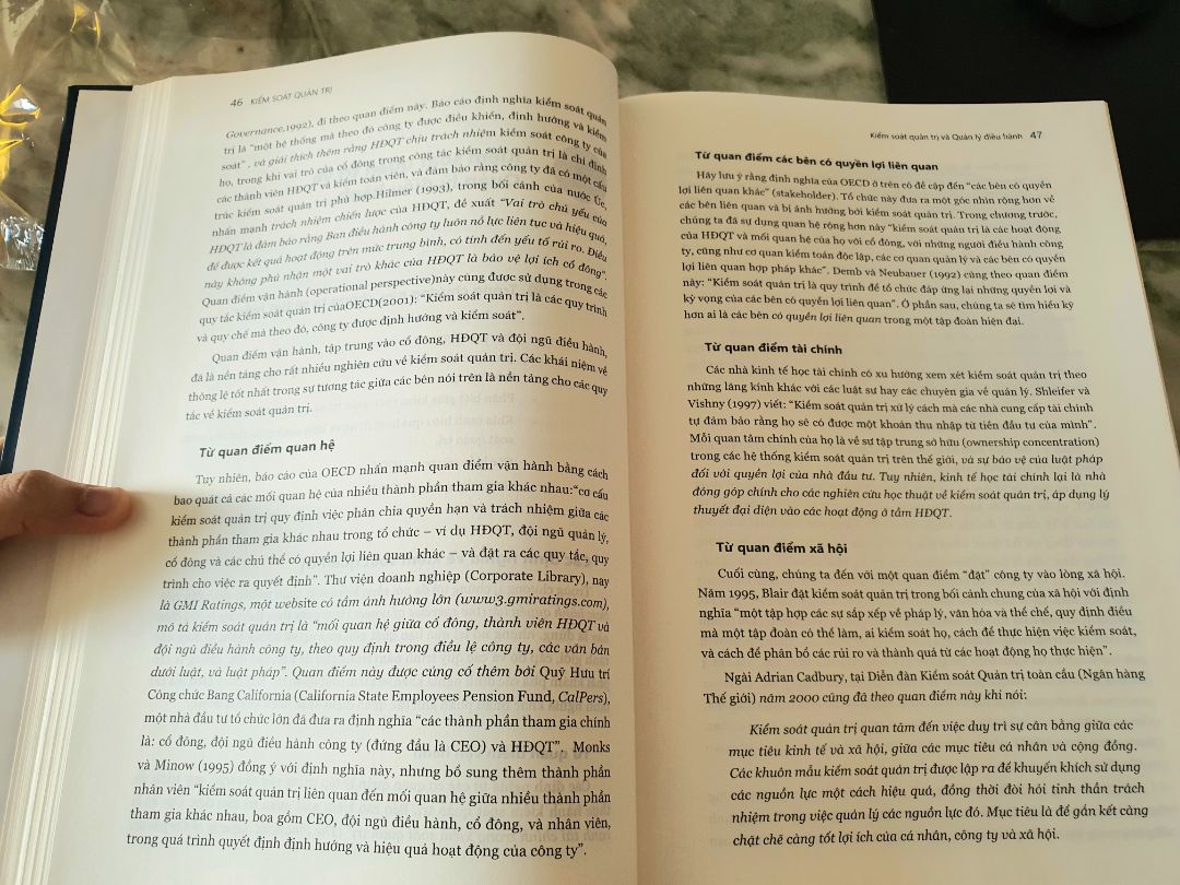 Giấy mịn, màu kem, sờ thích lắm. Hơi bám bẩn tẹo nhưng không vấn đề. Sách toàn chữ, khômg có số hay công thức gì đâu. 

Đối tượng: Người học cao học, kiểm toán, chủ DN lớn. Phù hợp với những bạn đang làm ở Công ty đa quốc gia hoặc Tập đoàn nước ngoài/ Tập đoàn VN có chi nhánh hoặc muốn mở rộng ra nước ngoài. 
Các bạn làm trong công ty vừa & nhỏ, DN VN thì đọc thêm cho biết chứ cũng không áp dụng được toàn vẹn như những đối tượng kể ở trên. 

Nội dung: Mình mới đọc lướt qua thì thấy tác giả phân chia rạch ròi về non-executive director vs executive director, cái mà mn hay nhầm mà ở trường GV không đi sâu hoặc không đề cập đến.
Nhìn thì có vẻ như lý thuyết nhưng là kiến thức mở rộng có thể áp dụng vào thực tế, giúp củng cố nội dung báo cáo & bổ trợ cho các nhận định của bạn.