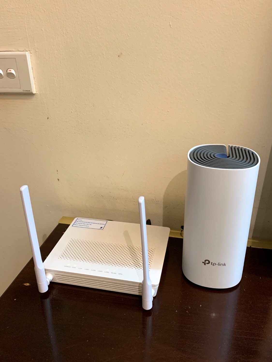 Router của Vinaphone phát wifi rất lởm, để ngoài phòng khách vào đến phòng làm việc ngay cạnh cách có 1 bức tường mà tín hiệu đã giảm đi rõ rệt. Đem laptop ra cạnh router đo speedtest.net được ~55 Mbps Down / 60 Up, mà ở trong phòng tụt xuống chỉ được 8. Đã từng mua repeater TL-WA850 lắp thêm nhưng hầu như ko cải thiện được mấy, thậm chí có lúc còn chập chờn hơn nên cũng hơi đắn đo nâng cấp lên Mesh sợ không hiệu quả như mong đợi. Sống chung đến giờ không chịu nổi nữa quyết định đầu tư làm bộ Mesh, quả là một quyết định đúng đắn. Sóng sánh trong phòng giờ lúc nào cũng căng đét, tốc độ rất ổn định Down > 60Mbps, Up tận 90Mbps, ngon hơn cả con router gốc.

Sai lầm duy nhất là mua hẳn bộ 3-pack sợ nhà ngóc ngách không phủ nổi, nhưng hiện tại chỉ cắm có 2 cục mà đã full cả nhà rồi, thừa 1 cục mới tinh chưa bóc. Bác nào HN có nhu cầu mua về lắp thêm để mở rộng thì nhắn tin trao đổi nhé O985.O2.O6.ll, giá mong muốn: 650K