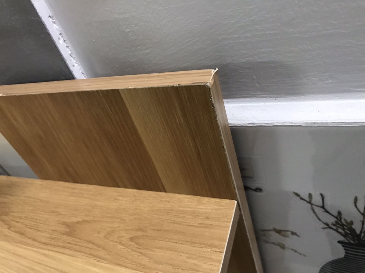 giao hàng nhanh, bạn giao hàng vui tính nhưng sản phẩm ko được shop đóng gói cẩn thận. vì kệ nặng, mình nhận hàng ở cty chở về nhà. 2 đầu ko được gói kỹ rất dễ bị bung. về mở ra thì 2 thanh dài bị xước như hình. lắp ráp vào nhìn cũng ok. cho shop 4* giao hàng nhanh, bạn giao hàng vui tính nhưng sản phẩm ko được shop đóng gói cẩn thận. vì kệ nặng, mình nhận hàng ở cty chở về nhà. 2 đầu ko được gói kỹ rất dễ bị bung. về mở ra thì 2 thanh dài bị xước như hình. lắp ráp vào nhìn cũng ok. cho shop 4*