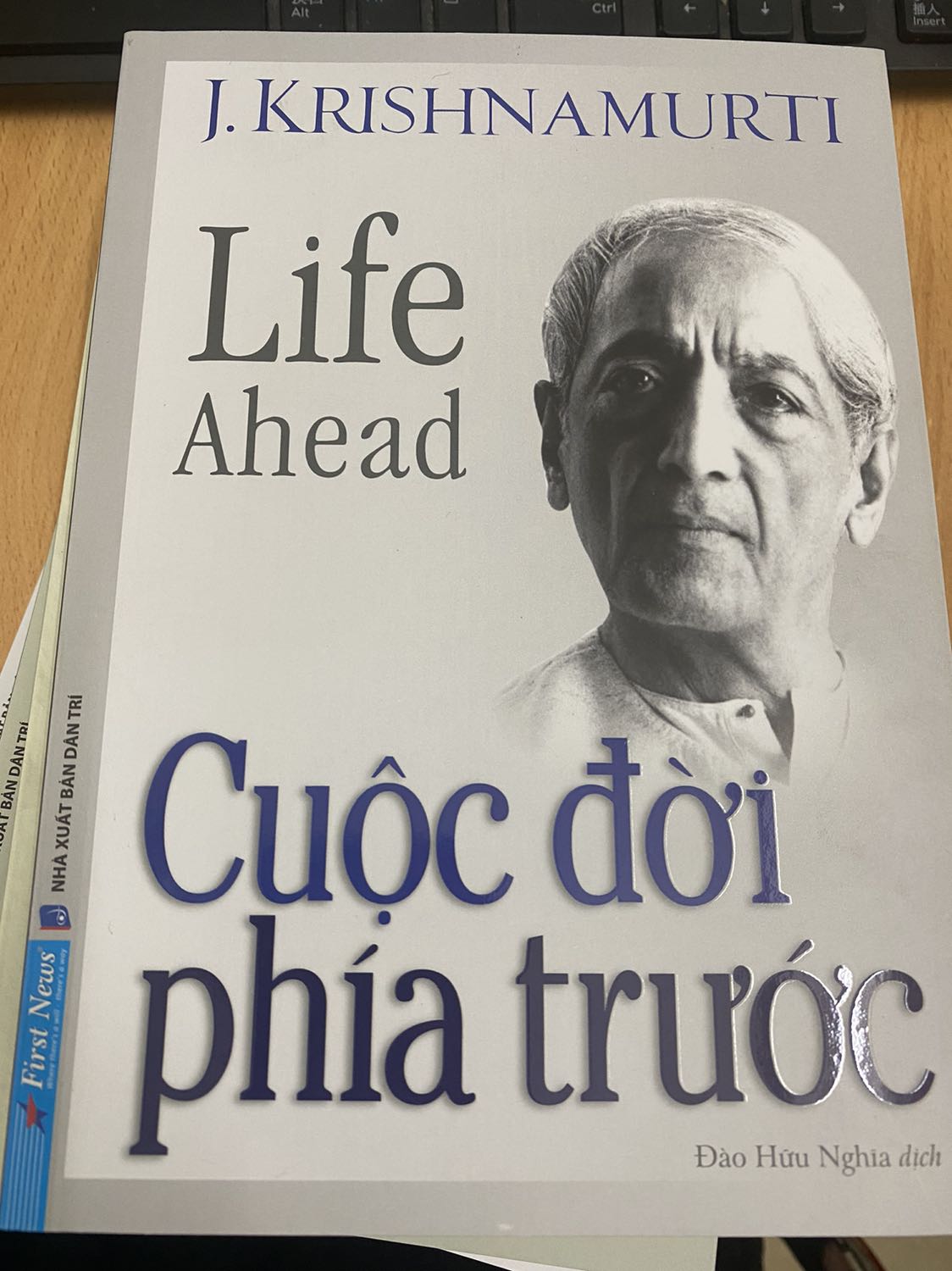 giao hàng nhanh ạ. Tuy nhiên bị vài vết bẩn nhẹ nhưng ko sao, cái mình cần là nội dung của cuốn sách