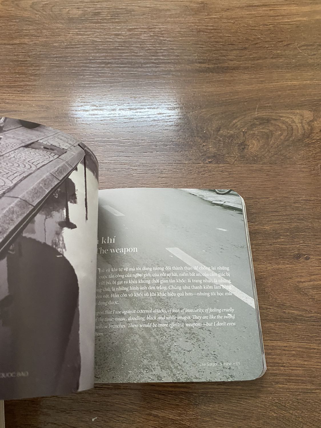 Hơi cũ và có vết hằn như hình, nội dung khá ok