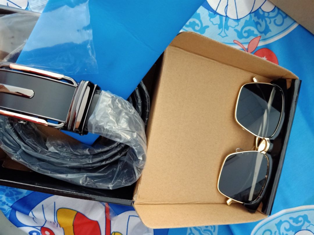 cả 2 sp . đều mua từ tiki.thắt lưng nam rất đẹp . hàng tốt . chuẩn giá rẻ so với hình thức.chất lượng sp.đóng gói rất kỹ  .lên mua nhé các bạn . sẽ ủng hộ tiki và shop vì uy tín . luôn đưa hết những đánh giá tốt và xấu trên trang sp để kh dễ tin mua . và khi lựa chọn sẽ ko trách mắng shop và tiki hiii.cam ơn shop và tiki . vì ông xã rất hài lòng cả 2 sp trên