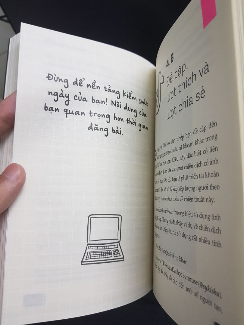 Vớ va vớ vẩn. 2/3 cuốn sách là giới thiệu về nền tảng (tôi skip vì ko quan tâm). 1/3 còn lại nói về một số vấn đề marketing NHƯNG hời hợt và đôi khi ko hiểu tác giả đang muốn truyền tải nội dung gì.
Sách ko có gì để đọc.
Dịch thì ném lên google mà ko trau chuốt.
Tóm lại, cuốn này không nên mua.