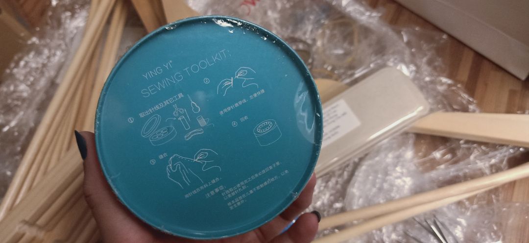 Đúng như hình. Tuy nhiên, có hơi bị móp và trầy sơn 1 chút