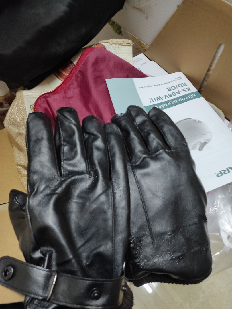 thực sự thất vọng khi nhận đc hàng và thất vọng hơn khi dùng đc mấy hôm. mình đọc review toàn thấy khen dày dặn nên mua. nhận về mỏng, đc mấy hôm thì da đã bắt đầu bị nổ nhẹ, hnay đi mưa bị ngấm nước mưa ướt nhẹp 10 đầu ngón tay luôn. Mình mua đôi 40k ở ngoài chợ đi đc 2 năm mới hỏng da, và vẫn chống mưa tốt. Nghĩ rằng mua đôi đắt tiền hơn sẽ dùng đc lâu nên mới đặt mua. nhưng thực sự k như tưởng tượng.