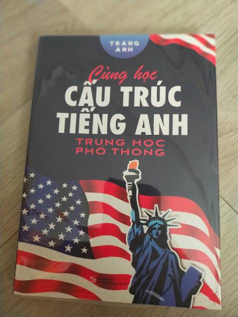 sách của cô Trang Anh thì chất lượng giảng dạy khỏi phải bàn ạ, có điều do là cuốn này cho cả 3 khối, cộng thêm chương trình mới và cũ, cho nên lượng bài tập để ôn và thực hành rất ít.