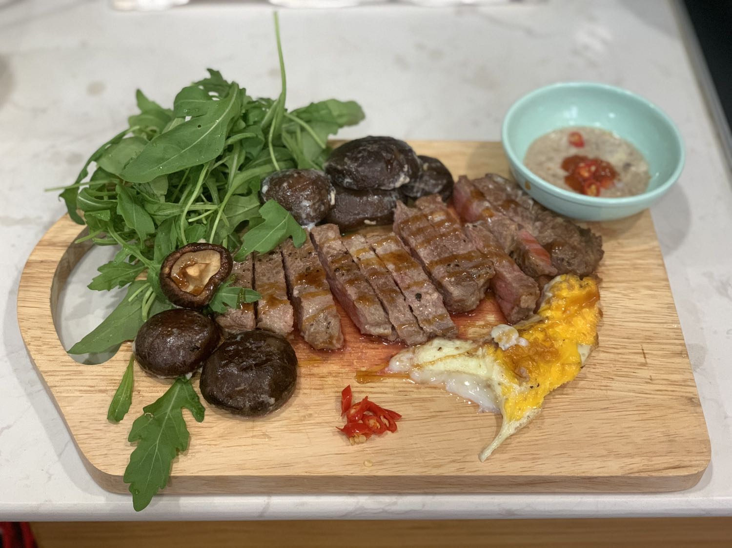 Giá rẻ. Nhiệt độ theo hướng dẫn không chính xác, phải tăng cao lên và lâu hơn! Nhưng nhìn chung là đồ ăn ngon!
Giao thiếu hàng (lưới hứng dầu), phải chờ hơn 1 tuần mới nhận được!
Rắc cắm 3 chấu chéo chưa biết mua ở đâu để cắm cho tiện, hiện tại phải nốt với ổ điện dài khá bất tiện và mất thẩm mỹ bàn bếp.