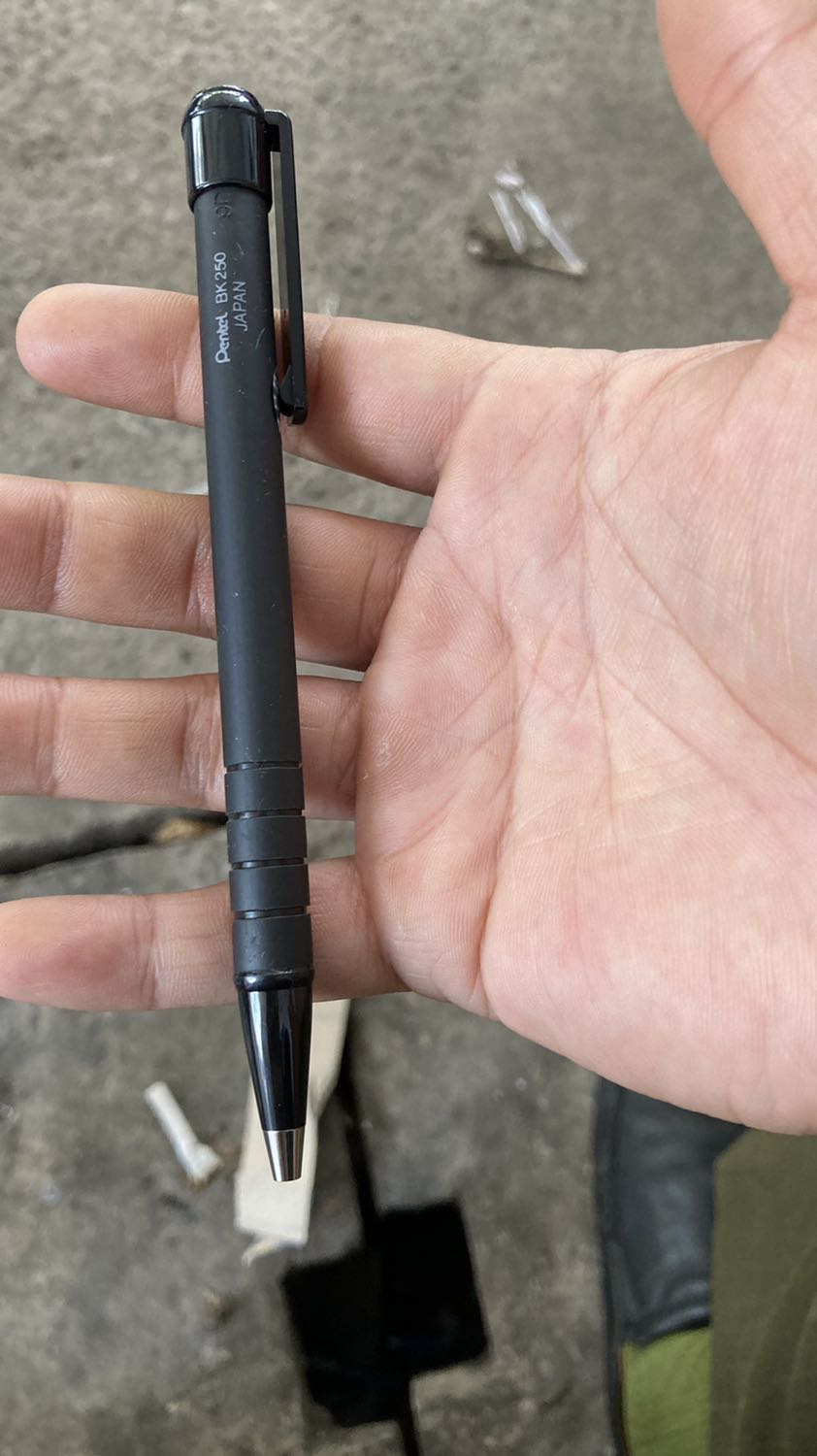 Quên đặt mực màu xanh. Mà hình như shop không có lựa chọn màu mực thì phải.
Nét mực khá ổn, mới lấy về thấy ra đều mực, thân bút chắc chắn. Xài thời gian sau không biết ra sao.
Đánh giá ban đầu thấy được.