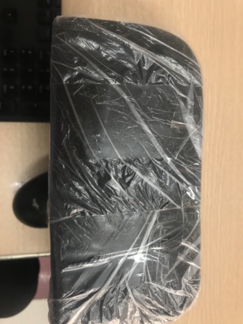 Hình ko đúng theo mẫu. Hình màu nâu, giao màu đen