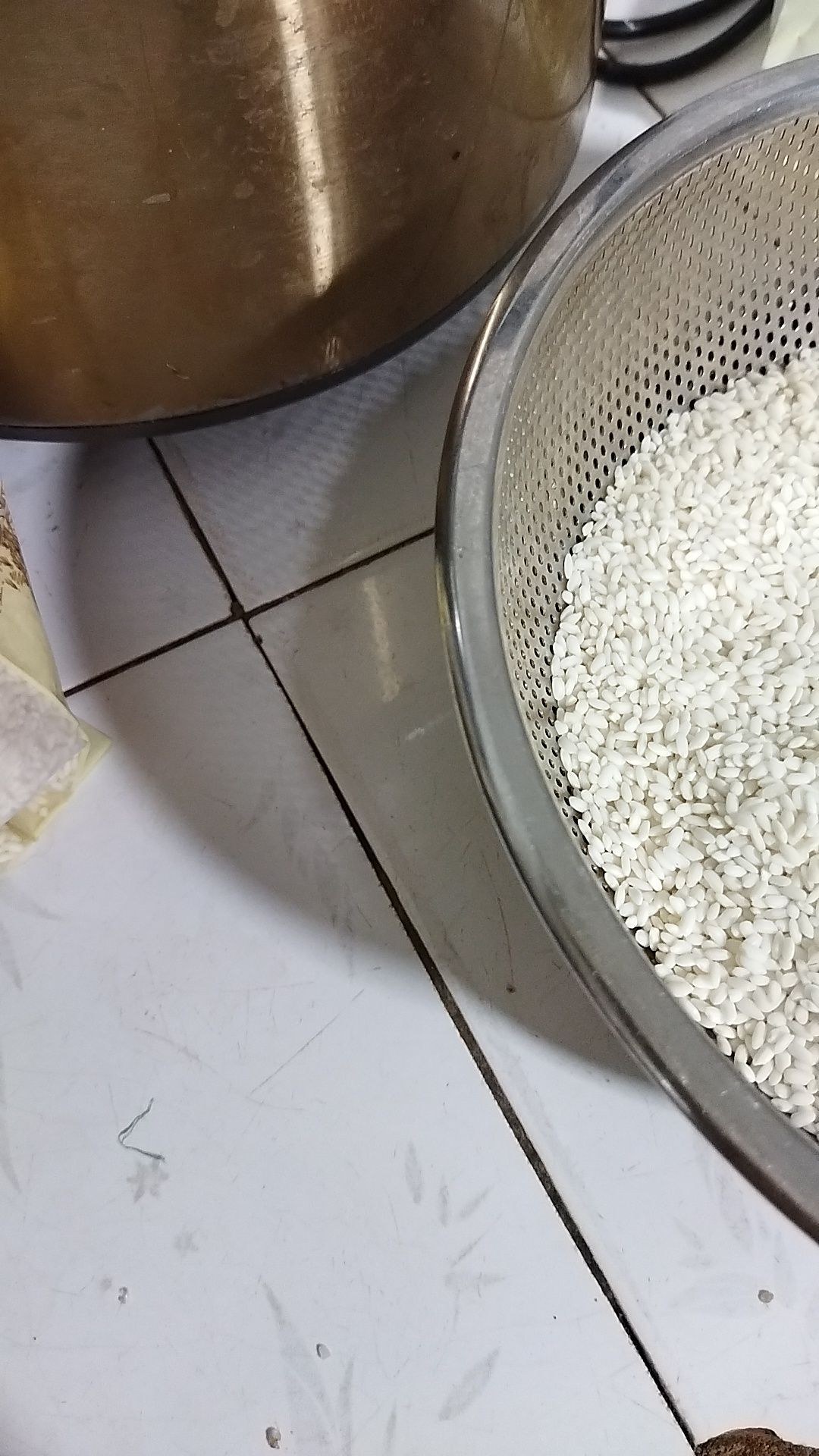 Nhà mình mua 3 túi, mới ăn túi đầu tiên thì thấy bị mọt, có sâu. Gạo hôi