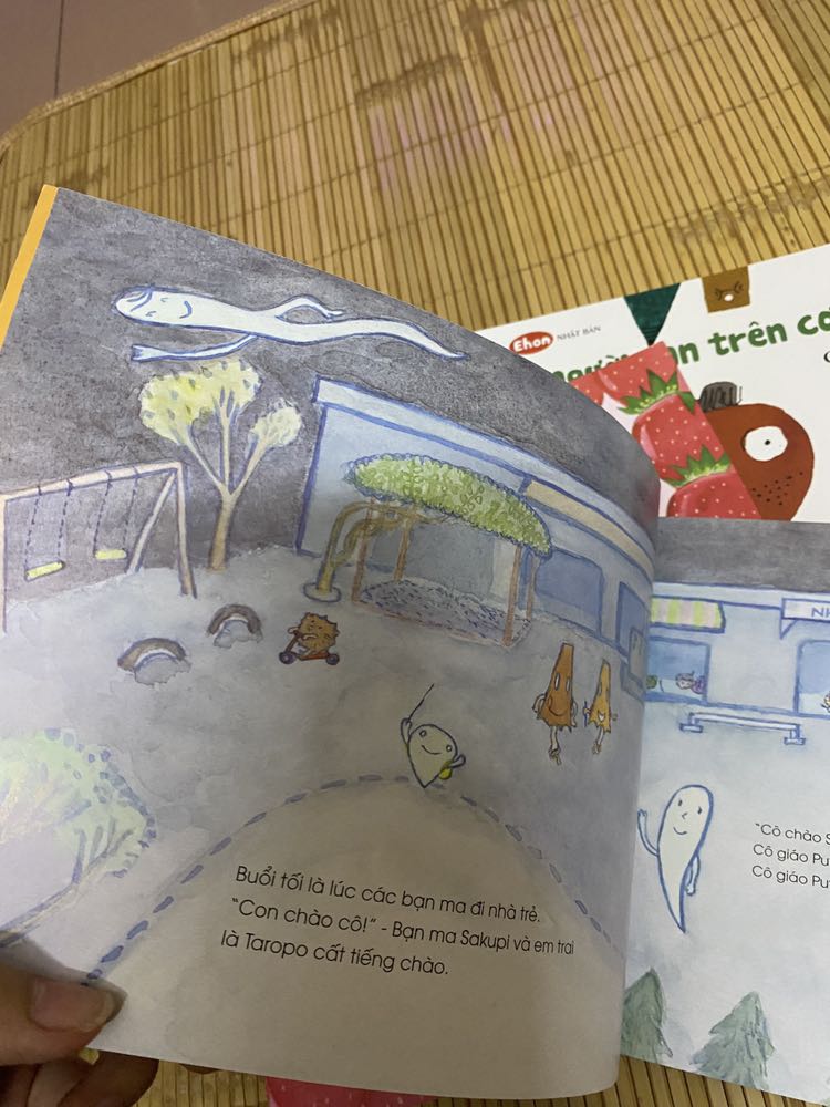 cuốn sách nhẹ nhàng, con hiểu được là thế giới các bạn ma ngược với thế giới thật của mình, chứko sợ sệt gì cả