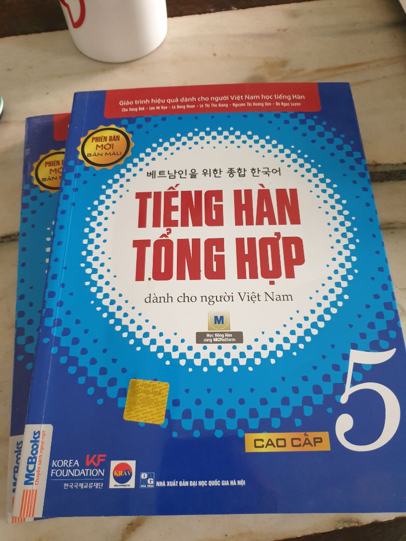 sách chuẩn, dày, in màu bản đẹp, cầm nặng tay ??