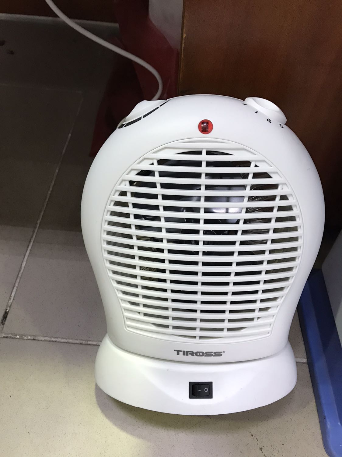 Quạt nhỏ gọn, mình để dưới chân ở văn phòng rất ấm. Có 2 mức nhiệt nếu trời lạnh quá mới phải bật mức 2. Quạt bật vài lần sẽ hết mùi nhựa. Mình rất ưng ý. 🥰