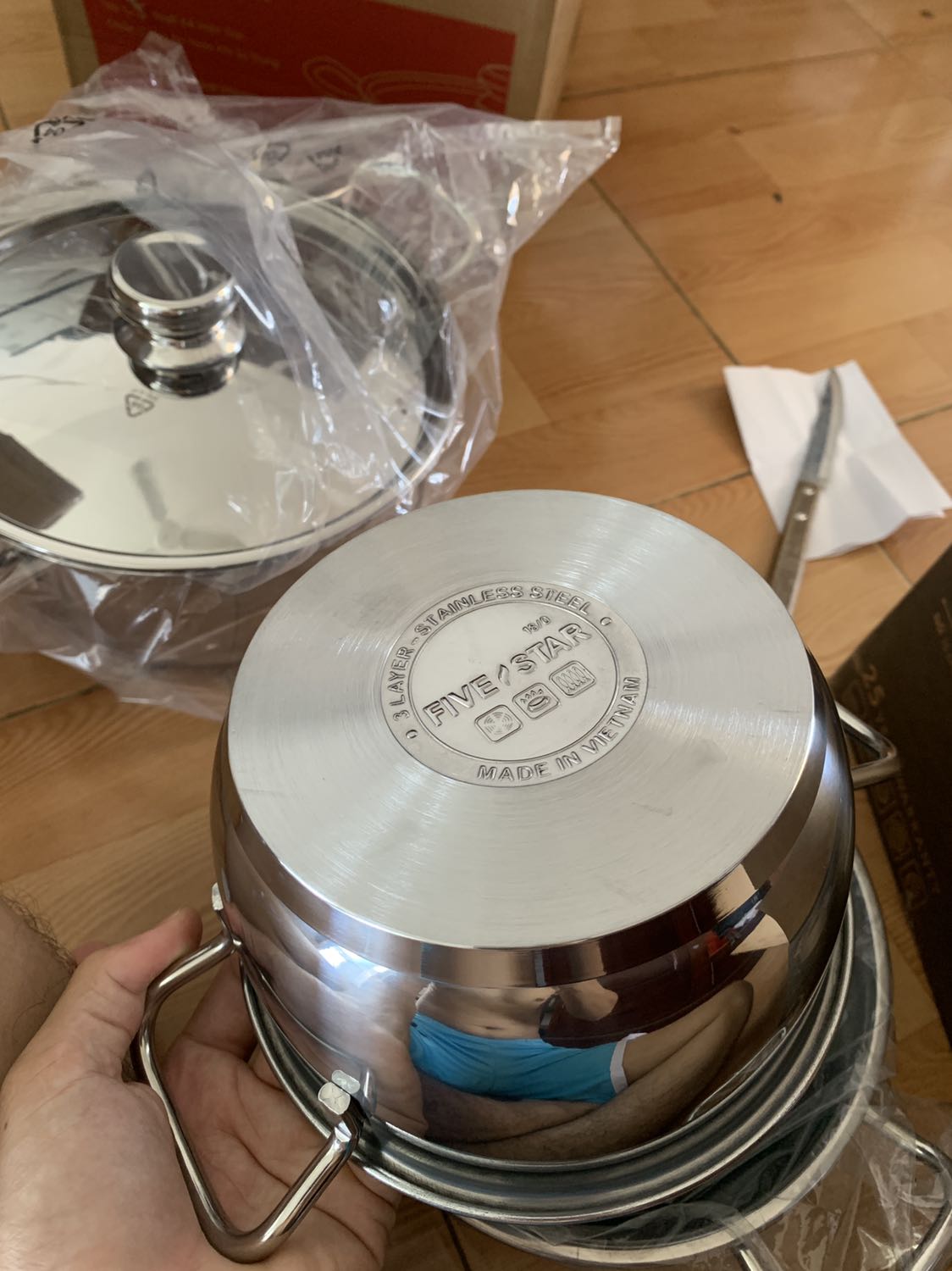 Giao hàng nhanh, đóng gói kỹ. Nồi nặng, cầm rất chắc tay, inox sáng bóng