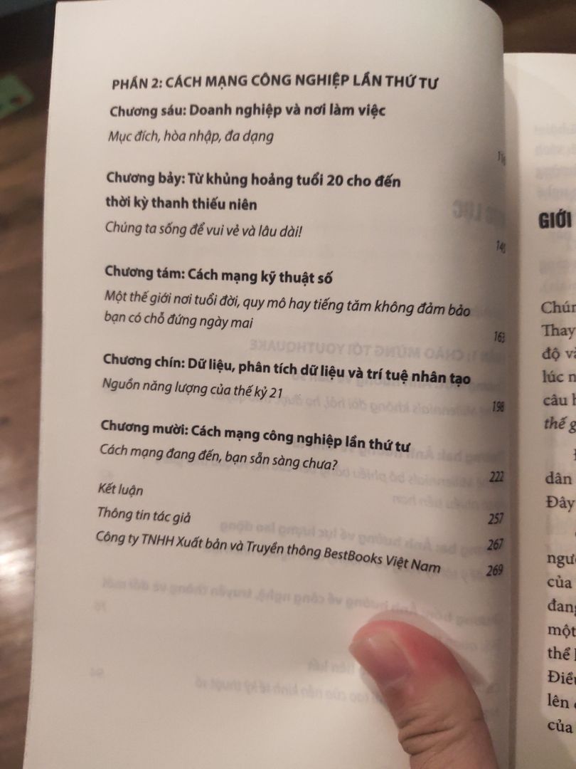 Sách thì chưa đọc nên mình không review được nội dung. Về cảm quan ngoại hình thì ổn. Đóng gói cẩn thận.