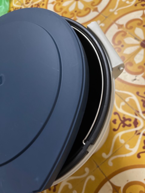 Hàng đã vỡ nắp. Mong được gửi lại hàng mới