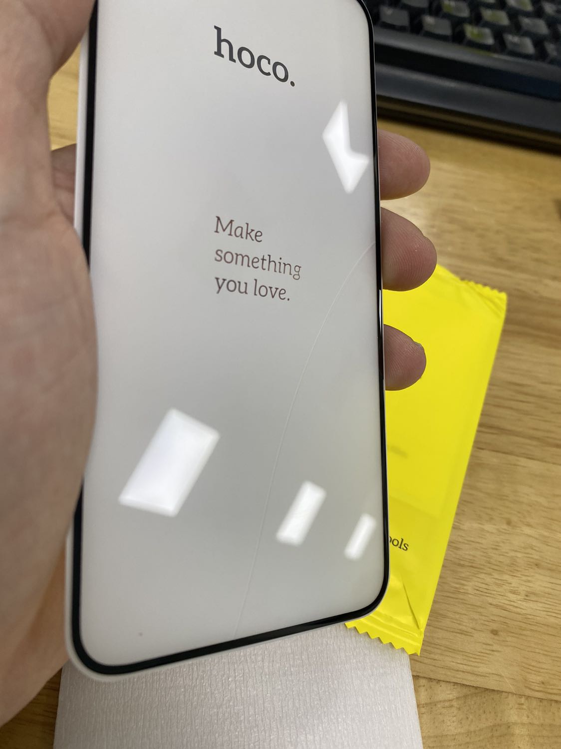 Tôi đặt lúc 9h và chọn giao siêu tốc 2h, khoảng hơn 1 tiếng thì nhận dc. Tuy nhiên lúc bỏ ra dán thì thấy màn vỡ, ko sử dụng dc. Đề nghị shop xem lại và đổi lại cho tôi