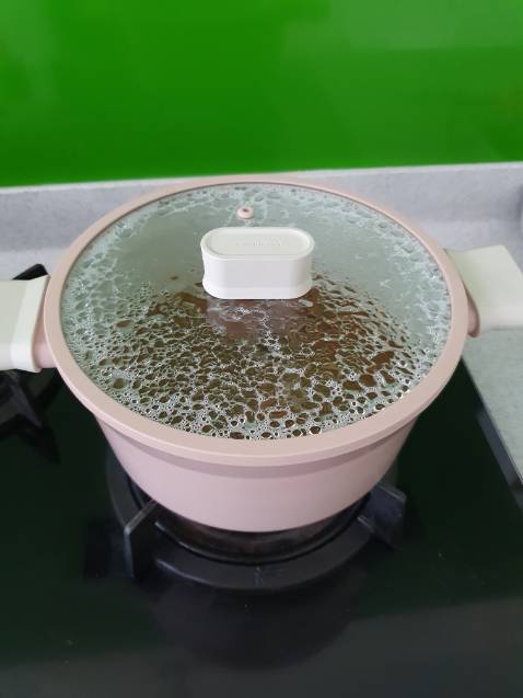 Sản phẩm nhìn đẹp và chắc chắn, nhưng có một nhược điểm chết người là nắp của nó bằng phẳng thành ra khi nấu hơi nước đọng bên trong nắp làm bạn không thể nhìn thấy được hiện trạng bên trong nồi