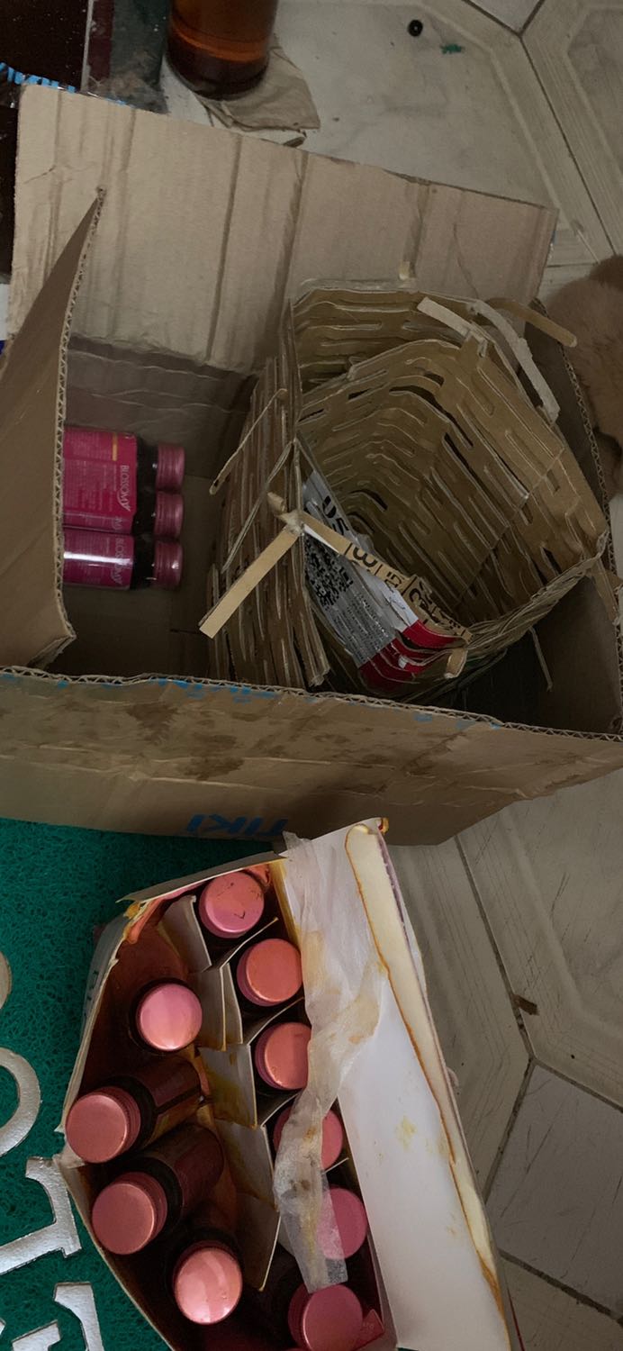 Tiki vui lòng giải quyết giúp mình, thấy thùng hàng nguyên vẹn mình mới nhận mà mở ra thì ôi thôi, hộp bên trong mềm nhũn, có 1 chai bị vỡ ngang làm ẩm ướt toàn bộ thì làm sao sử dụng?