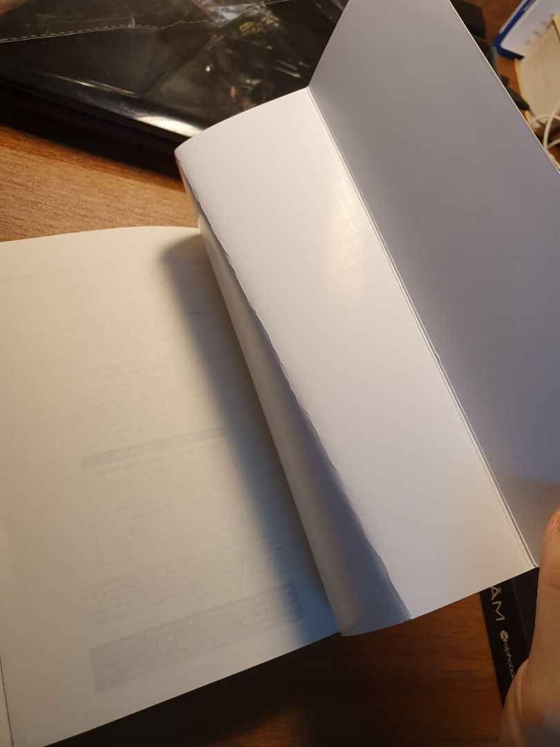 Nội dung sách hay, đọc review của mọi người nên mình đã quyết định chọn và không cảm thấy hối tiếc.
Tuy nhiên đây là lần đầu tiên mình gặp tình trạng này, sách nhận về bị gãy bìa. Là một người yêu sách, mình không thích điều này. Mong lần sau Tiki sẽ ship sách cẩn thận hơn.