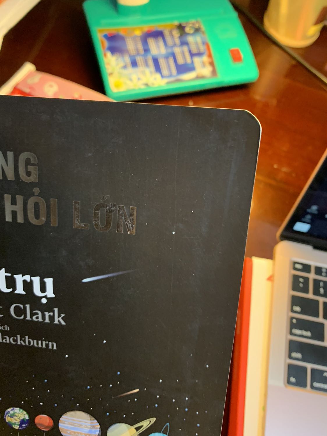 Sách giao khá nhanh nhưng hơi cũ, bìa hơi bị bẩn, có nếp quăn, gấp ở cạnh và góc bìa. Giấy mỏng và bìa mỏng