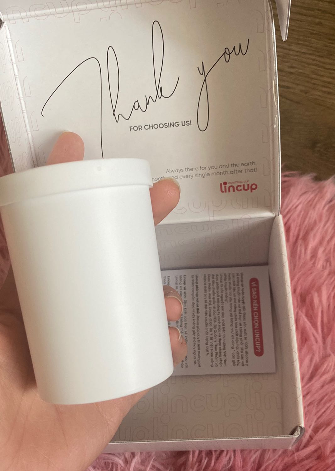 Lúc đầu thì cảm thấy miệng cốc hơi dầy và khó chịu nhưng 1 lúc là quen.
Mình mua đợt sale hàng chính hãng nên cũng cảm thấy yên tâm và rất đáng để cân nhắc