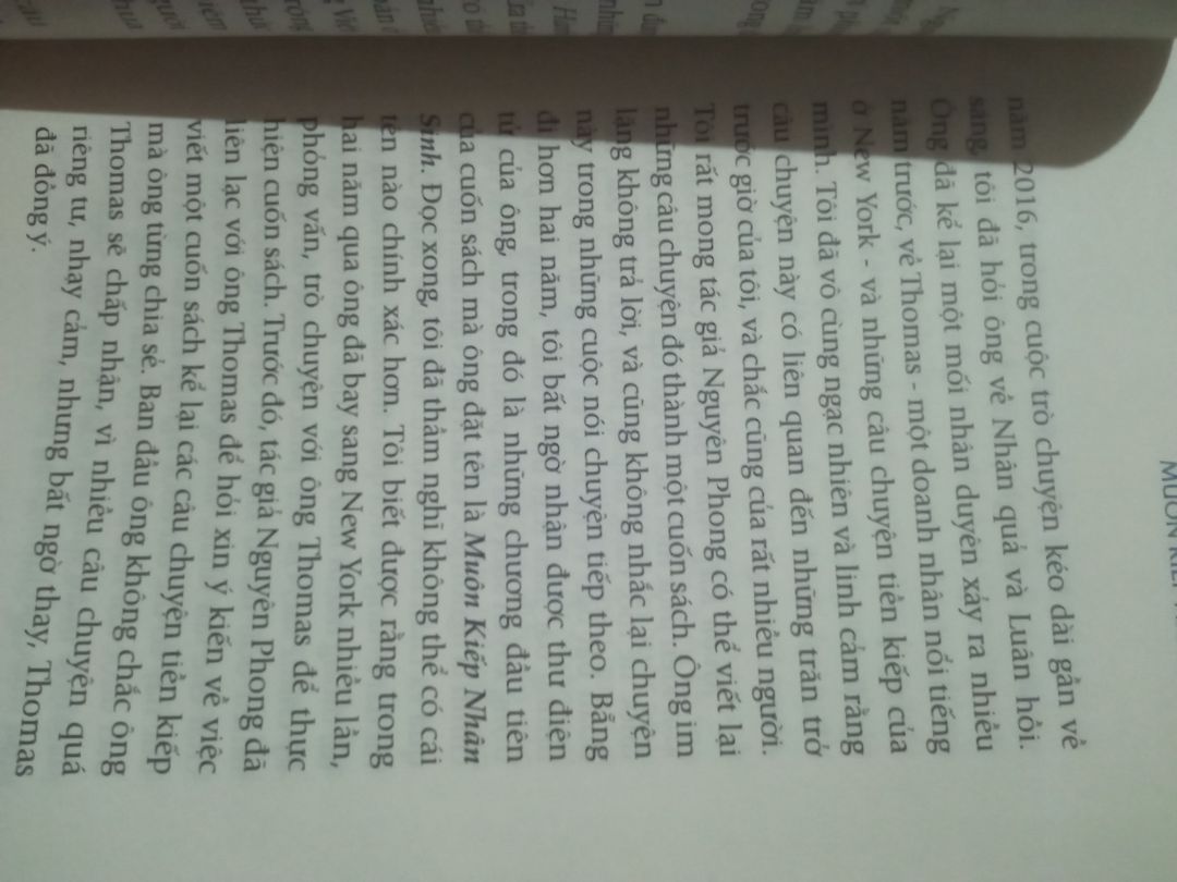 Mình nghĩ là các bạn nên chọn mua quyển to để đọc cho dễ nhe, mình nghĩ quyển này hợp để mua về sưu tầm hơn là đọc vì nó khá nhỏ để đọc nha (thật ra cũng ko quá nhỏ để các bạn ko đọc đc nhưng 1 đứa cận nặng như mình thì hơi khó thấy nha) Nhưng lúc mình mua thì mình thấy rẻ hơn quyển to với muốn mua quyển nhỏ để dễ bỏ mang đi và cũng lạ lạ nhưng mua về thì đọc muốn lồi mắt?. Cảm ơn MN đã đọc?