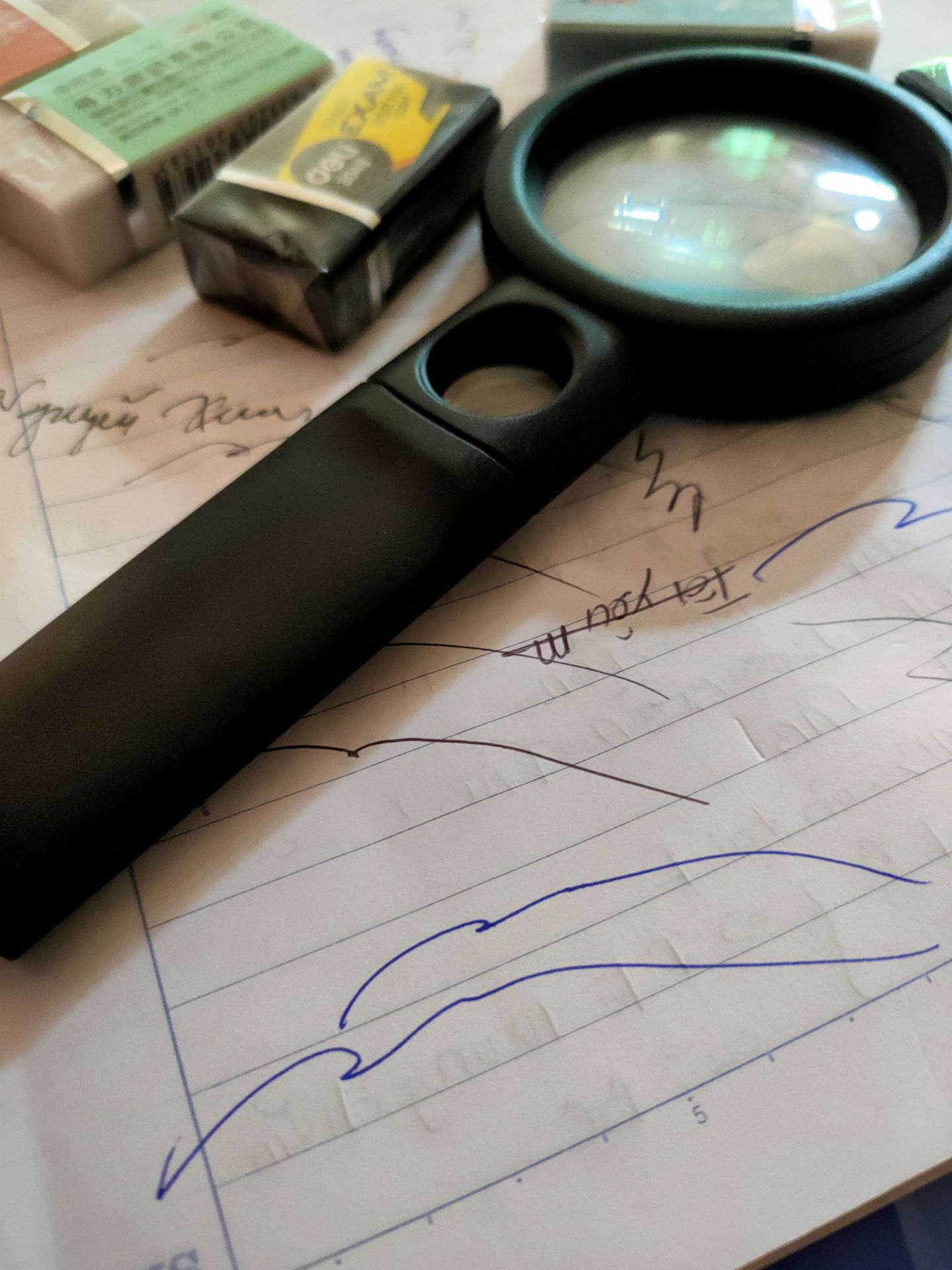 Chất lượng sản phẩm:

Sản phẩm lúc được giao được bọc trong một lớp túi mỏng để tránh bụi bặm. Lúc rạch túi ra, một món quà nhân dịp sinh nhật mà mình tự tặng bản thân trông mới đẹp làm sao. Chiếc kính lúp màu đen tuyền trông khá sang chảnh. Cả thân đầu đuôi có kích thước như sau 59mm x 145mm x 50mm, cái này Deli đo bằng thủ công vậy nên độ chênh lệch không đáng kể nha cá bạn.

Em nó có cách thiết kế khá độc. Tay cầm có thêm họa tiết hoa văn chống trơn, khi sử dụng không lo bị trơn tuột. Đúng kiểu phù hợp với mình á, lâu lâu đi đi lại lại soi từng chỗ một trong nhà, nhiều lúc cúi quá tưởng cái kính nó rơi rồi. May sao có mấy cái hoa văn. Thiết kết này khá đơn giản nhưng thực sự mang lại hiệu quả rất cao.

Tiếp theo đến với phần cực kỳ quan trọng. Đó là phần mặt kính. Với vòng tròn to, mặt kính thủy tinh dày, có độ trong suốt cao. Nhưng điều làm mình thất vọng là mặt kính cực mờ. Lúc soi không rõ luôn á. Chắc là mấy dụng này phải có giá mấy triệu thì may ra. Nói chung, để cái kính lúp này trang trí thì đẹp thôi. Để sử dụng chắc chẳng hiệu quả lắm.

CÒn với mặt bé, nếu như bình thường soi có thể gấp 6 lần. Nhưng ở mặt kính này thì không hề. Lúc soi nhìn cực kỳ nhức mắt mà cũng chẳng nhìn được cái gì. Nói thật mình khá thất vọng. Thực ra với mức giá vậy không kỳ vọng nhiều. Phải chăng mình đã quá *** ngốc?

Nói chung mình khuyên thật, đã mua thì hãy mua mấy sản phẩm kiểu dạng này có giá rất đắt. Chẳng có mức giá như này đâu.

Tại sao mình thích sản phẩm này?

Thực ra nếu so phần này với phần chê ắt hẳn nó sẽ thực sự rất vô lý. TUy nhiên sản phẩm này có thể lôi ra làm đồ chowi cho cháu mình cũng được. Cháu mình khá hứng thú với chiếc kính. Sau một tuần, hai chú cháu đã vẽ lên một bản đồ, địa điểm chứa kho báu chính là chỗ sau vườn. Chiếc kính lúp cũng khá hiệu quả. Tuy mặt kính mơ, nhưng vẫn soi được các dấu chân mà mình đã để lại. Cả *** chiều đầy nắng và gió đó thật vui.

Mình đánh giá sản phẩm như sau:

Dịch vụ: 10/10

Sản phẩm: 7/10

Nói chung nếu bạn có ý định mua sản phẩm thì nên cân nhắc. Mua về dùng làm đồ chơi thì đặt luôn đừng tiếc. Nhưng nếu mua về để làm “thám tử” thì nên bỏ ý định đó.

Nói chung vẫn cảm ơn TIki và Deli đã mang đến một sản phẩm khá cute.