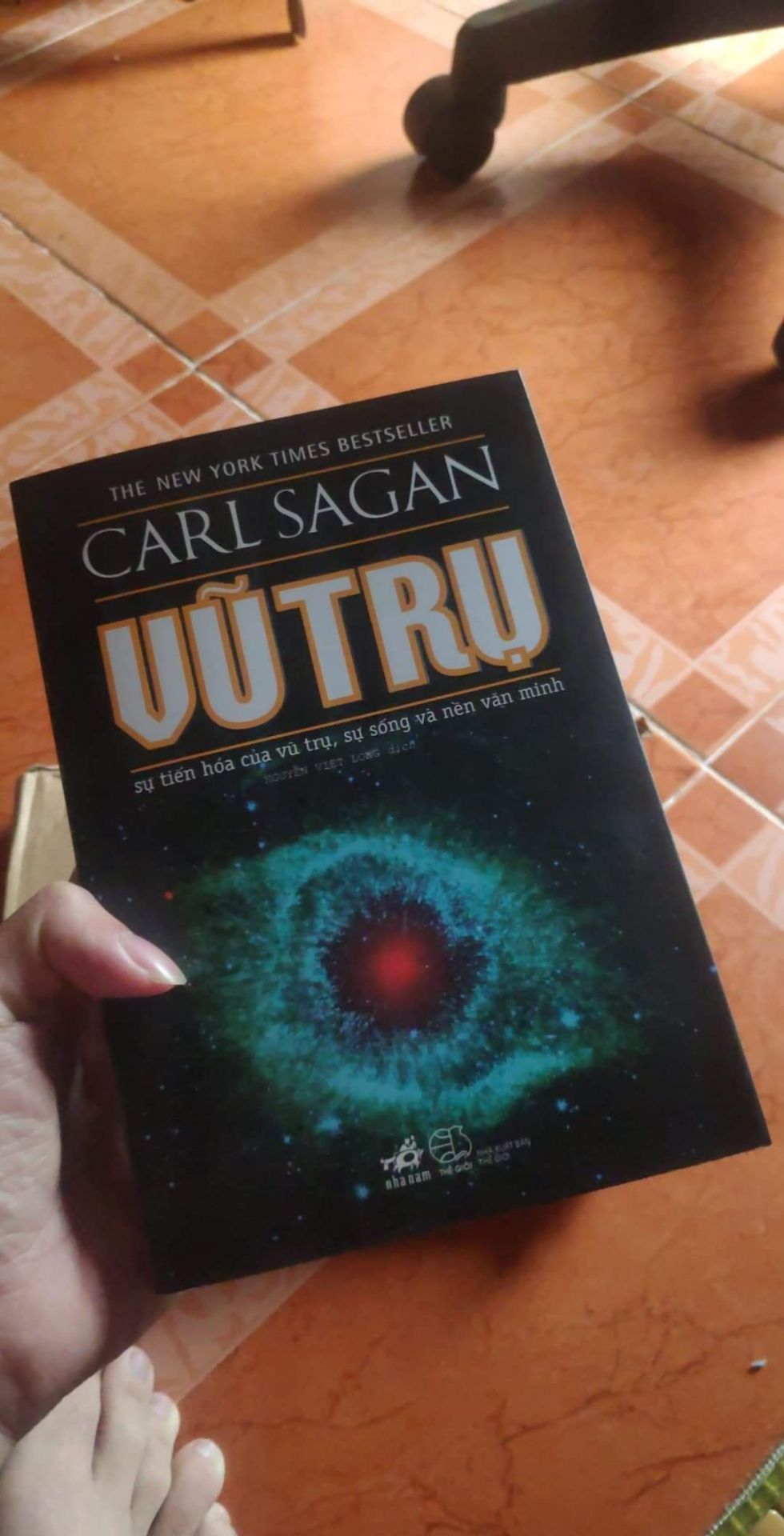 Lần đầu tiên đặt hàng ở Tiki nhưng thật sự thất vọng cách đóng gói hàng sơ sài của Tiki Trading. Sách ở trong không được bọc thêm gì luôn, có mỗi quyển sách xong đóng gói hộp giấy bên ngoài. Lúc nhận hàng còn thấy ướt 1 góc hàng, mở ra thấy sách trần trụi, không bọc thêm gì, may mà không ướt hỏng sách, chỉ hơi ẩm tý thôi. Mà thấy nhiều người cũng phàn nàn về tình trạng đóng gói của Tiki Trading dạo gần đây rồi. Mong Tiki Trading rút kinh nghiệm.