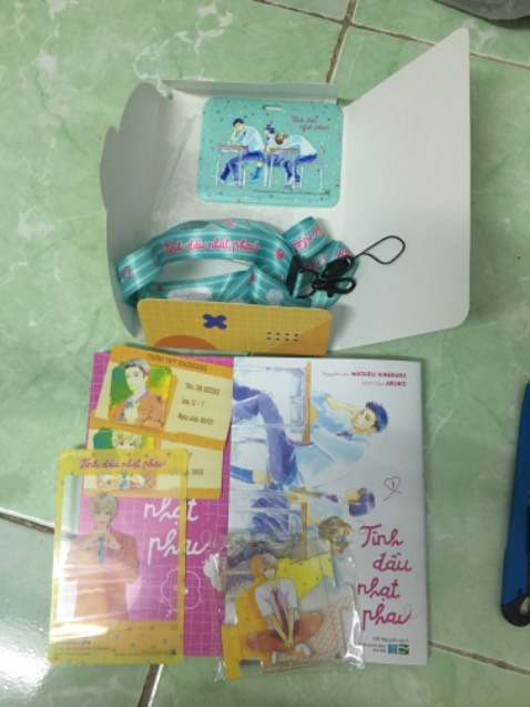 Mất 10 ngày kể từ lúc đặt hàng cho tới khi truyện về tay mình. Sách đóng gói kỹ càng. Các quà tặng kèm đều được in rõ ràng, đẹp mắt. Tuy nhiên, ID card của Ida bị một cái vệt đen chắn ngang mặt mà theo mình thấy thì khả năng cao là mực in bị lem làm mình rất là cay. Giờ không dám kiếm cái gì chùi vì sợ hư luôn cả cái card 🙂