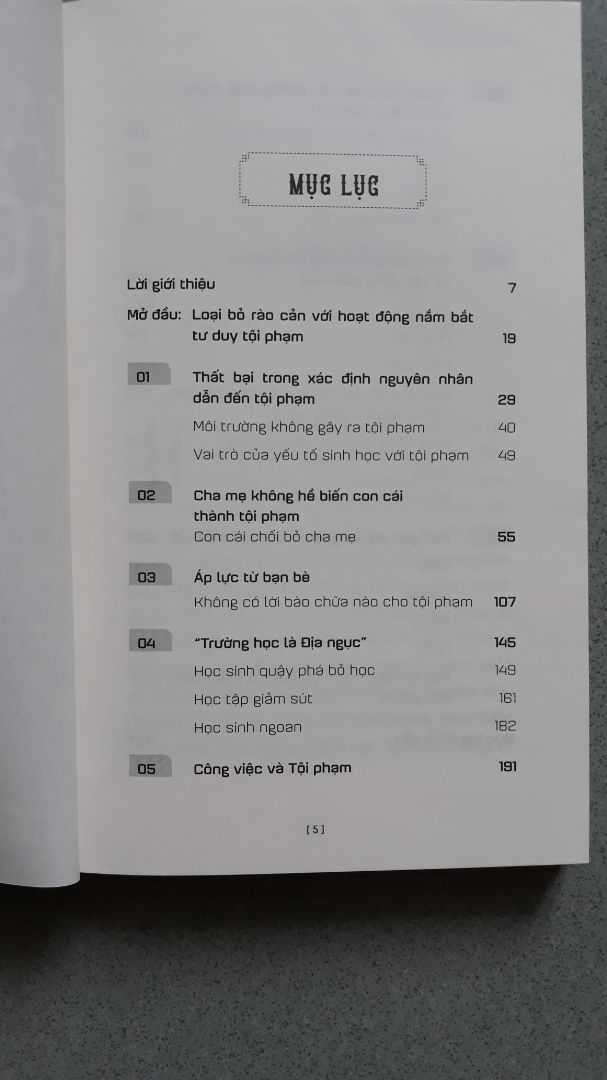 Mình mua bộ sách này vì thấy được quảng cáo rầm rộ quá, do đó mình cũng vô thức tin rằng đây sẽ là những cuốn sách rất hay. Nhưng buồn lắm. 
Xét về dịch thuật, Huy Nguyễn dịch cuốn sách này giống như đọc Google dịch vậy, câu văn rời rạc, tối nghĩa, không có sự liên kết với nhau. 
Xét về nội dung, bạn có thể để ý thấy E.Samenow thường ít phân tích vấn đề tâm lý của phạm nhân theo các học thuyết tâm lý (có thể là do năm 1980 vẫn chưa thịnh hành cái này), nhưng trên cơ bản khi bạn đã quen lý giải thông tin có hệ thống theo các học thuyết tâm lý thì bạn sẽ thấy cách nhìn vấn đề của E.Samenow có phần hơi phiến diện, chủ yếu dựa vào các vấn đề trong thực tế. Ý mình không bảo E.Samenow sai, nhưng để áp dụng nó trong thời đại Hệ thống như hiện nay thì những kiến thức này có hơi "cũ" và không còn hợp thời nữa. 
Nói chung, mình đã dừng lại khi đọc nửa cuốn 1. Mong rằng góp ý của mình có thể hữu ích cho mọi người.